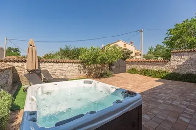Image de Maison idyllique en pierre d'Istrie avec jacuzzi, ping-pong, barbecue et chambres climatisées