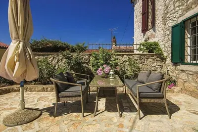 Maison en pierre rustique et moderne à seulement 300 mètres de la plage avec vue sur la mer, barbecue, terrasse