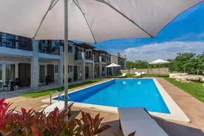 Image de Appartement confortable avec jacuzzi, piscine, climatisation, terrasse privée à seulement 5 km de Porec