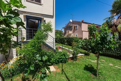 Image de Appartement idyllique à quelques minutes de marche de la plage avec balcon privé, climatisation, barbecue, WiFi