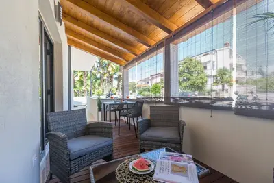 Image de Appartement impressionnant à seulement 250 mètres de la plage avec un mobilier moderne, terrasse privée, barbecue, chaises longues