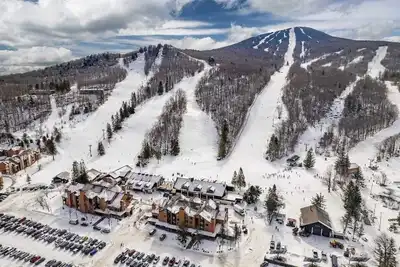 Image de Recently Updated Ski-In/Ski-Out at Pico Mountain - Steps to the Lifts