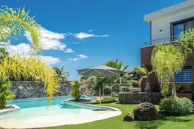 Image de Un refuge de luxe 5 étoiles avec sa piscine privative chauffée et son billard.