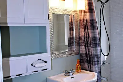 Image de Cozy Cabin with hot tub!