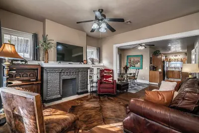 Image de Yellow Stone Western Themed Retreat! By Fairgrounds & Downtown Okc - WiFi!