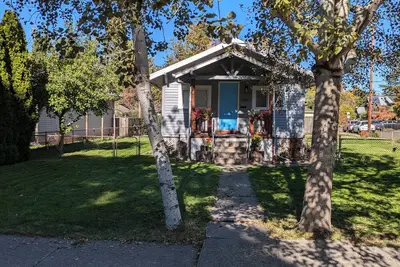 Image de Cozy 2-bedroom house across from city park - 5 blocks to U of P with WiFi.