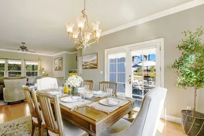 Image de Luxury Estate Awaits: Your Ultimate Vineyard Escape