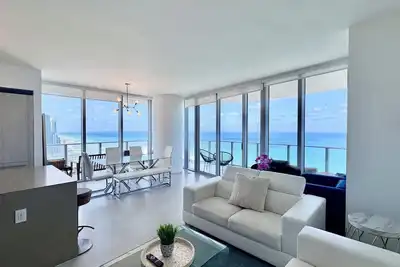 Image de Beachfront Getaway – Stylish 2br with Direct Views