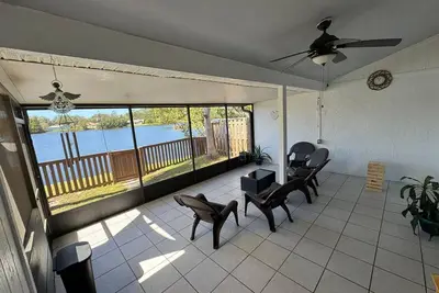 Image de Beautiful lake view townhome