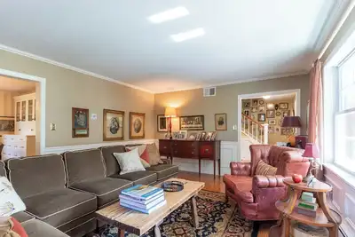 Image de Luxurious, Gorgeous, Pristine, Convenient, Walkable 6-bedroom in State College!