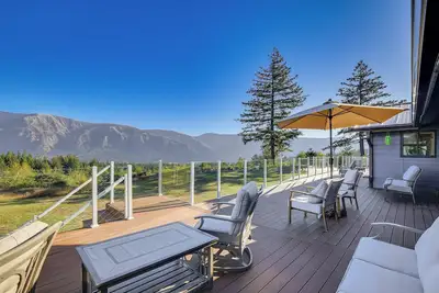 Image de Home w\/ Mtn Views & Hot Tub in Stevenson!