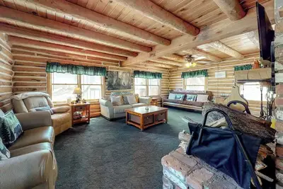 Image de Between the Pines Log Cabin