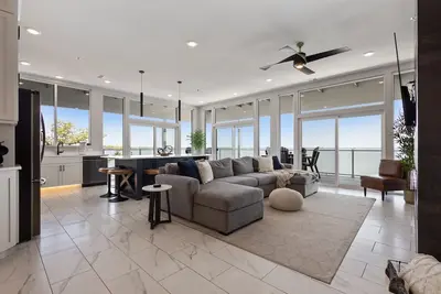 Image de Luxury Lakefront Condo w/ Private Hot Tub & Sauna