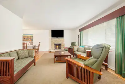 Image de Less than 1 block to Notre Dame! Sleeps 14