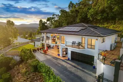 Image de Your Ultimate Escape in Mooroobool- Luxury Tropical Retreat with Pool & Stunning Views – Perfect for Families & Groups!