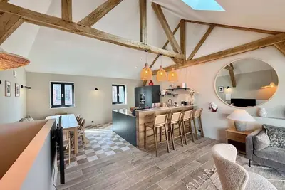 Image de Appartement unique avec une salle de cinéma, proche de la plage et commerces!