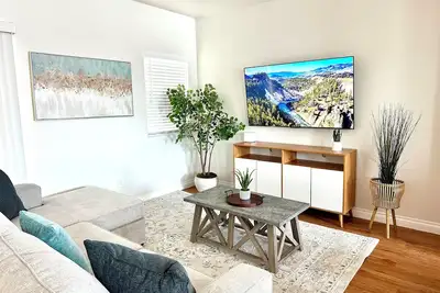 Image de Spacious 5-bedroom townhome in fantastic Placentia with Ac, WiFi