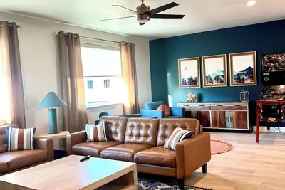 Image de Stunning 4-Br Townhome – Family-Friendly, Biking Trails, Pool, and Games!