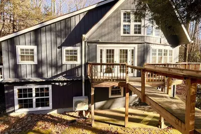 Image de Treehouse Chalet w\/ Hot Tub, overlooking a creek on 6 acres