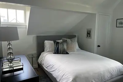 Image de New Listing - Northside Oasis Wifi, chef's kit, steam shower next to Locavor!