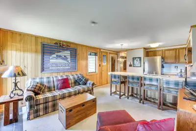 Image de 2 Mi to Snowshoe Resort: Townhome w\/ Deck!