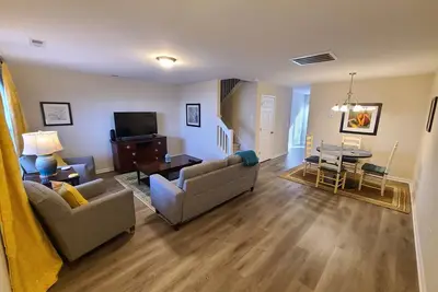 Image de Comfy townhouse near airport and dining!