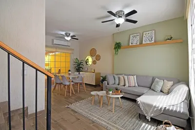 Image de Casa Amarilla Renovada, Patios Amplios y Más
