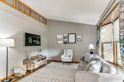 Image de Spacious 6-bedroom home next to park perfect for family\/friend gatherings