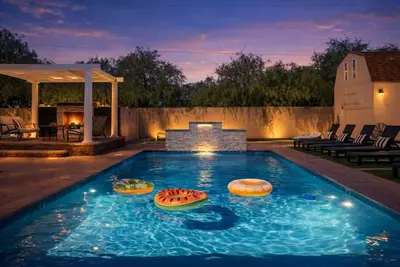 Image de Luxury Mansion-Heated Pool/Spa-Pickleball-Batting Cage-2 Game Rooms-Speakeasy