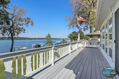 Image de A Shore Thing- Lake Delavan Cottage w\/ Private dock and boat lift, sleeps 8!