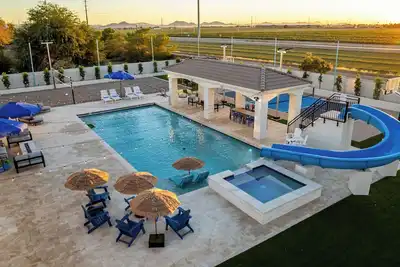 Image de The Grand Oasis – Resort-Style Retreat w/ Sauna, Cold Plunge, Mini Golf & Volleyball