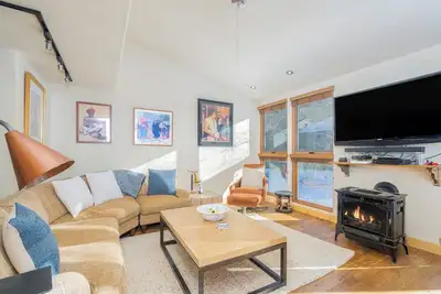Image de Experience mountain views in this spacious 3-bedroom Telluride Lodge #423