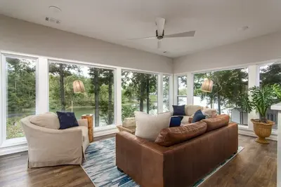 Image de Your Lake Balboa Oasis: Luxury Meets Nature