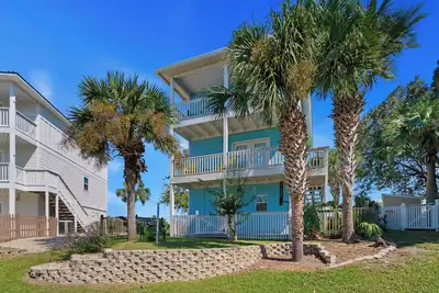 Image de \"Mermaid Cove\" offers canal views, fenced-in yard, boat parking, pet friendly!