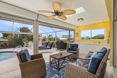 Image de The Monroe Lookout! 2/2 Pool Waterfront Home!