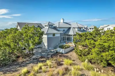 Image de Family home with ocean views of bald head island; plenty of deck space and screened in porch