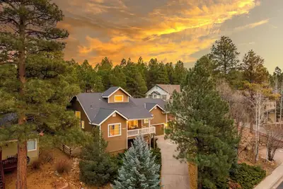 Image de Forest Heights | Mountain Views, Hot Tub, Heated Floors & Pizza Oven