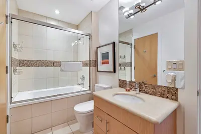 Image de Cozy 2-bedroom, pool side condo with fitness room, steam room and boat slip