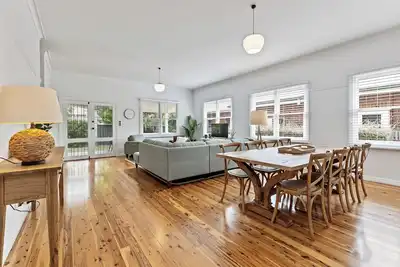Image de Light filled and spacious home in a central location
