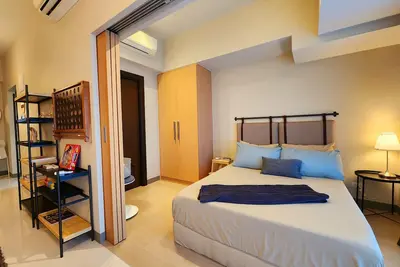 Image de Cozy 1-bedroom with Parking and Balcony at Bgc Shopping Center Across 2 Malls