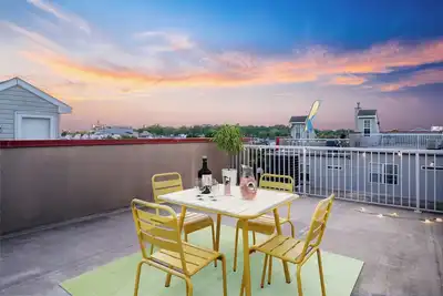 Image de New Tropical Oasis with Rooftop Views, Mins from the Inner Harbor