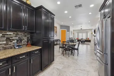 Image de Spacious 4-bedroom house with Ac and WiFi in welcoming Bermuda Dunes