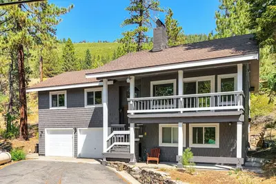 Image de Walk to Donner Lake: Truckee Cabin w/ Private Deck