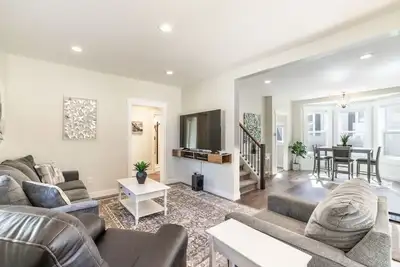 Image de Flying Colors Cottage | Walk to Lake, Shops & Trails | Cozy & Stylish
