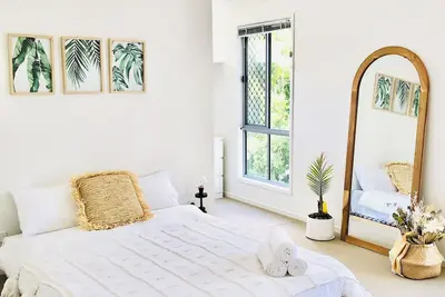Image de Sunlit Coastal Family Retreat