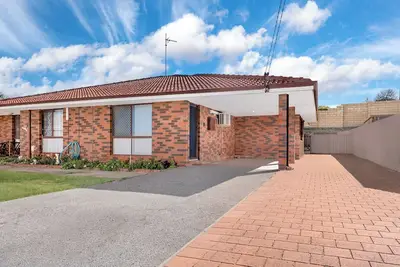 Image de Walk to beach, minutes to Cbd - Ample parking, big yard.
