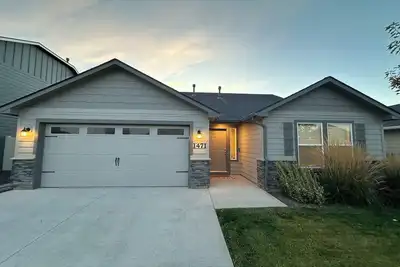 Image de Spacious and stylish 3-bed 2-bath home with everything you need and more!