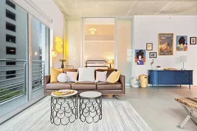 Image de Stylish City Loft, Downtown Steps to Bayfront Park