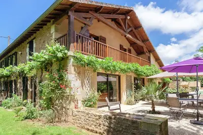 Image de Spacious Farmhouse With Private Heated Pool in a Rustic Garden