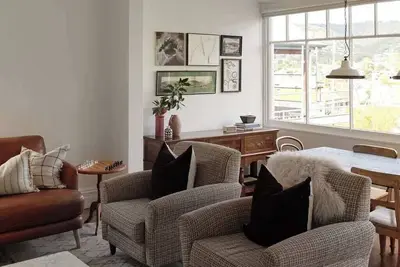 Image de Sunny, spacious three bedroom apartment with views